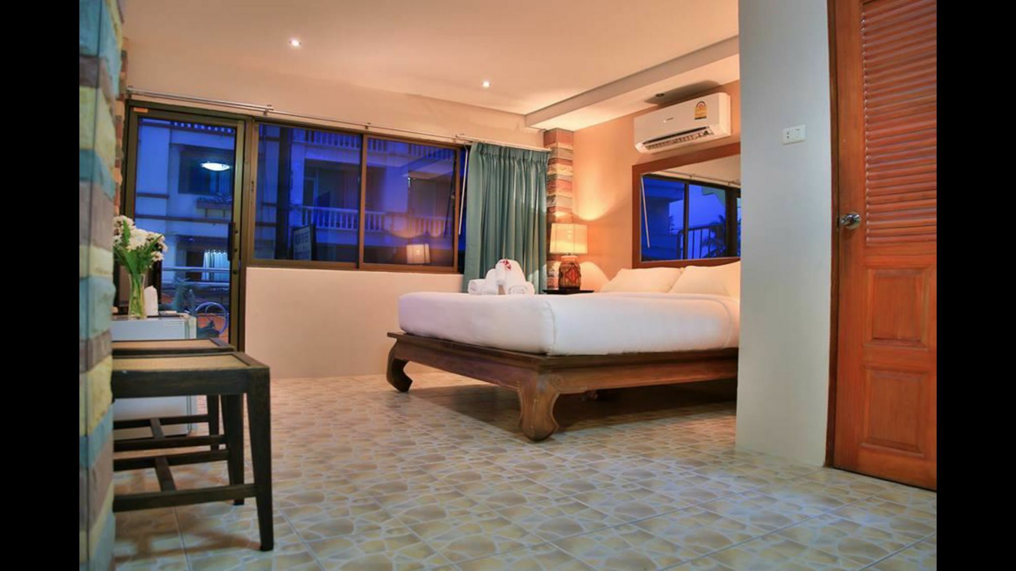 Avenue Beach Hotel Jomtien Exterior foto